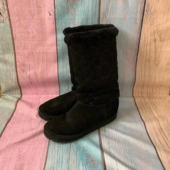 Women’s Michael kors fuzzy boots - Picture 1 of 10